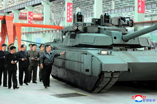 北朝鮮が戦車工場を公開　陸自元幹部ら「対ウクライナの戦訓反映か」