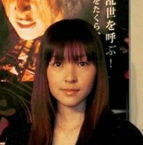 ドラマ「魔物」で共演中の麻生久美子と塩野瑛久。親密なツーショットが話題に。