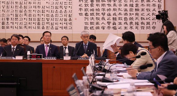最高裁判事の増員について議論する議員たち