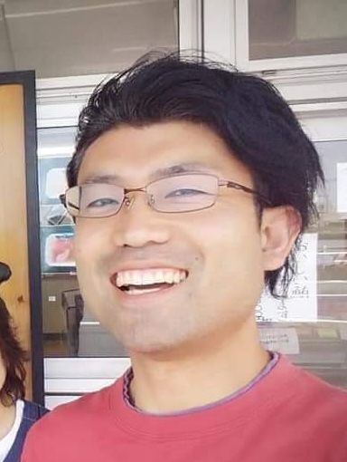 alt="疲れ切った表情の男性"