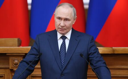 安倍晋三元首相とプーチン大統領の会談の様子。二人の間には緊張感が漂っている。