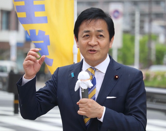 alt 玉木雄一郎代表が若者減税について説明する様子