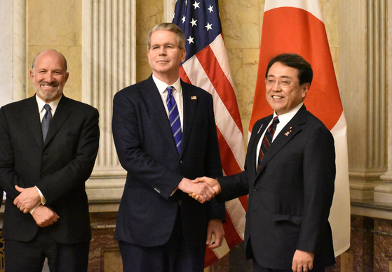握手する赤沢経済再生担当相とベッセント財務長官