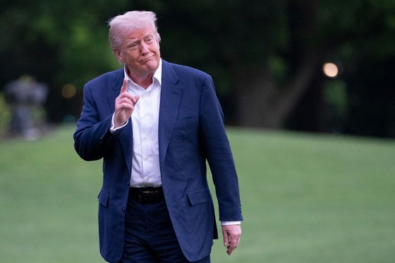 トランプ前大統領がエアフォースワンから降りる様子