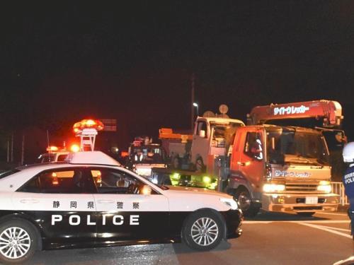 alt浜松市女児死亡事故：事故車両とみられる軽トラックを運ぶレッカー車
