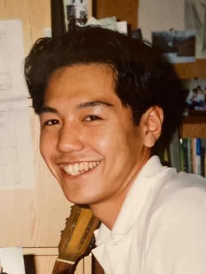 alt=若い頃の和見龍弥さん。まだ髪の毛はありますが、薄毛の兆候が見られます。