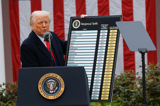 alt="トランプ前大統領がローズガーデンで演説している様子"