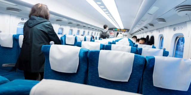 「私の指定席にロング缶を飲んでるオジサンが…」新幹線“乗客同士”のトラブルで取るべき“正解対応”とは？
