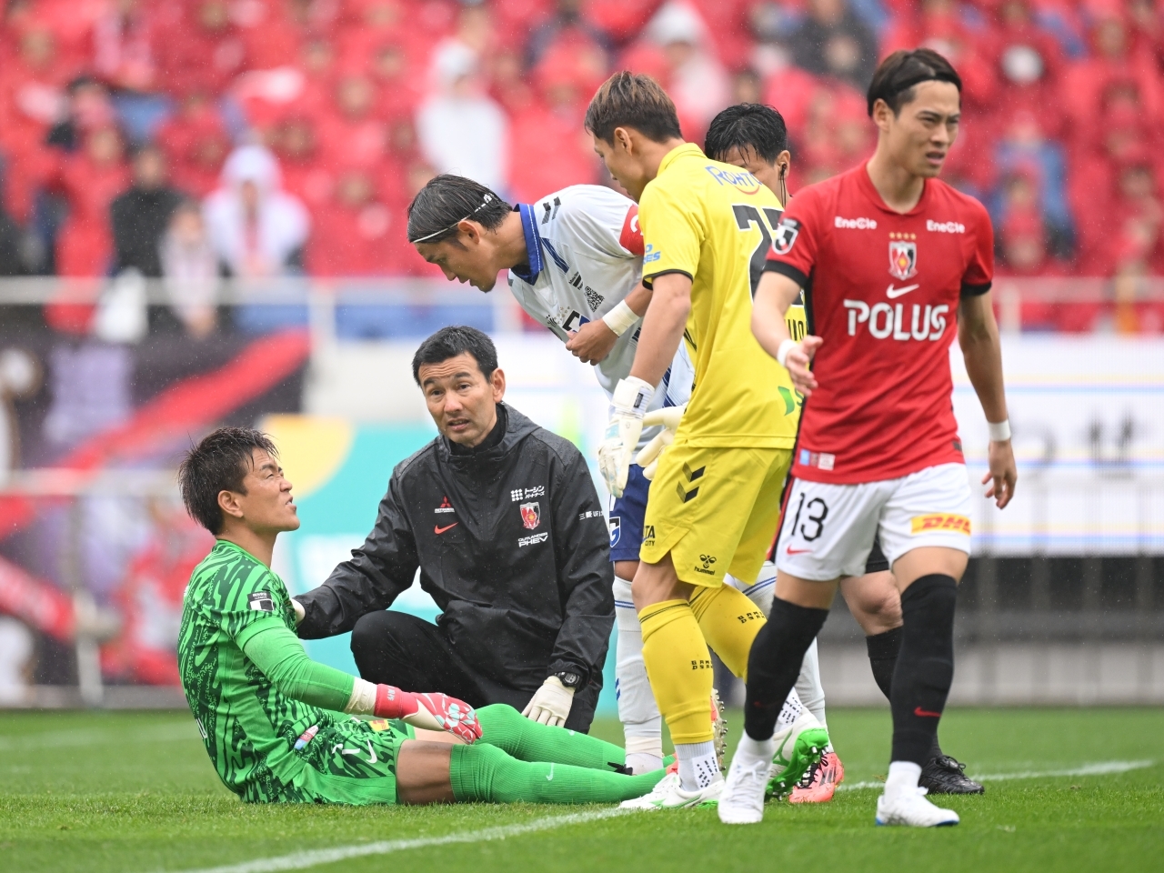 浦和GK西川周作にアクシデント…着地時に左足負傷で17年ぶり途中