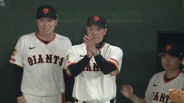 2001年巨人対阪神開幕戦ボール東京ドーム人工芝付き阿部慎之助現役時代デビュー戦 2001年巨人対阪神開幕戦ボール東京ドーム人工芝付き阿部慎之助