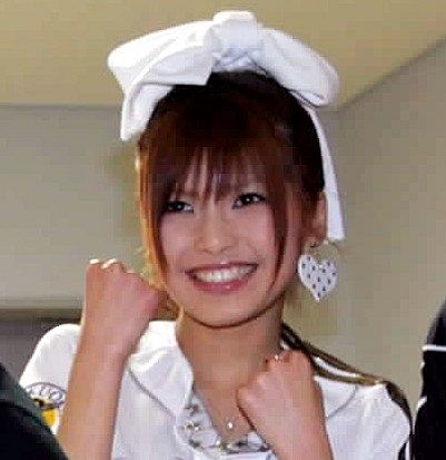 昨年人気アイドルと電撃結婚、2月に妊娠発表の女性アーティスト！パッションティー片手にキャミソール姿の自撮り公開！「色っぽい」「憧れのママ」