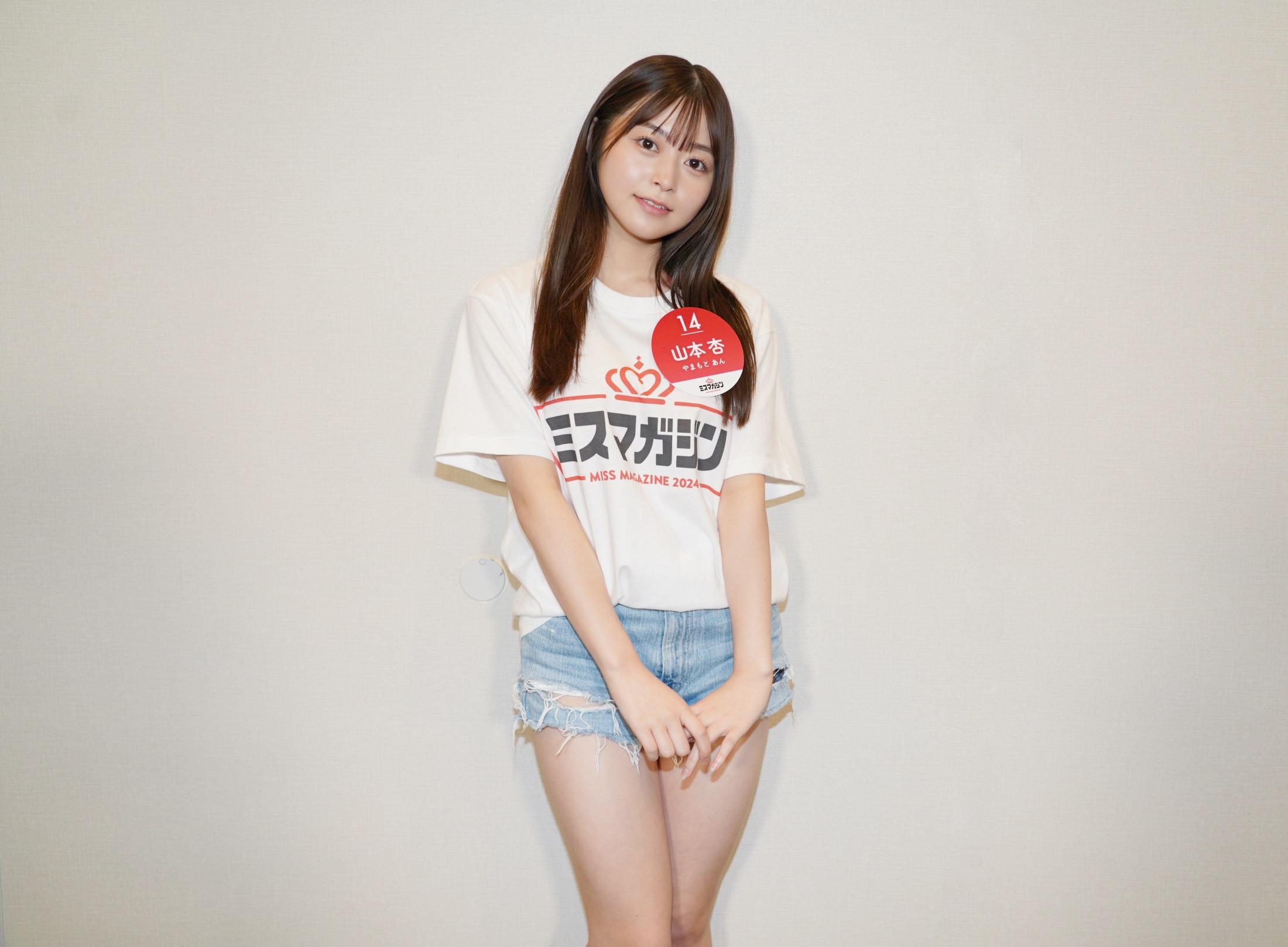 山本杏＞ミスヤンマガの美少女がキュートに 水着×ピースサインの
