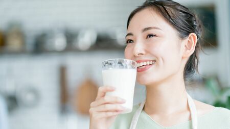 骨を強くするだけじゃなかった…医師が解説、じつは「朝・昼・夜」と飲む時間帯で変わる【牛乳の効能】