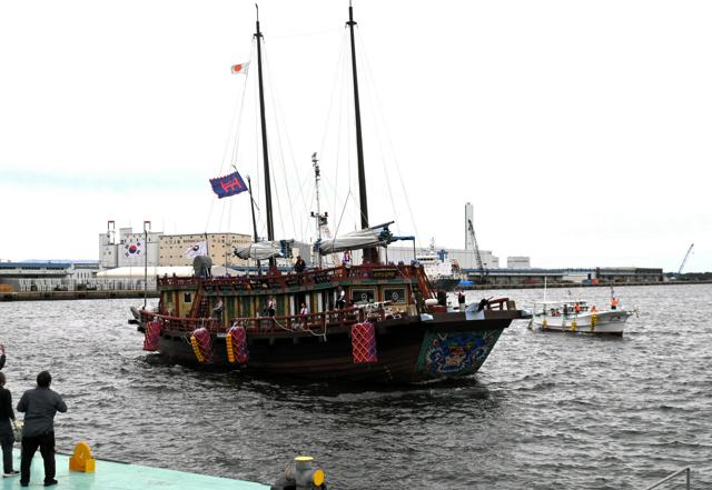 「朝鮮通信使船」261年ぶり大阪に着岸　復元し航海、釜山から到着