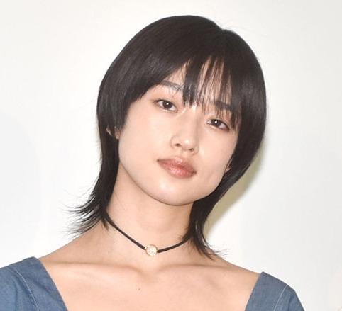 河合優実、“ラブラブ写真”に反響「お似合い」「河合さんのうっとり顔はレア！」