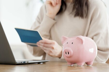 税金や社会保障費の負担が重い…【国民負担率】日本は海外と比べて高い方なの？