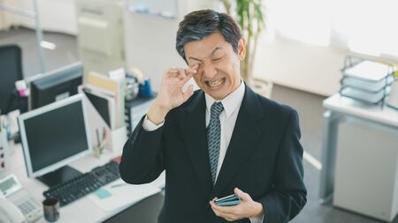 「目の前に薄いカーテンがかかったような…」目の違和感を放置した男性が味わった“恐怖”の正体――知っておきたいキケンな飛蚊症の見分け方