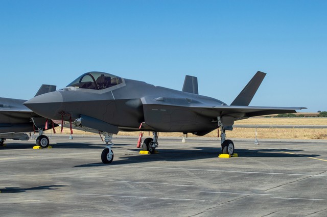 F-35Aが日の丸バックに堂々！小松基地で配備式典「航空戦力をさらに洗練・強化」