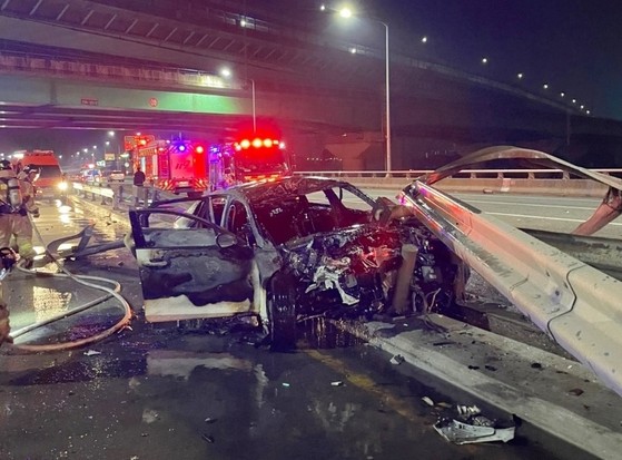 反対側から飛んできた破片でタクシー運転手が死亡…「運転者は無免許運転の１０代」＝韓国