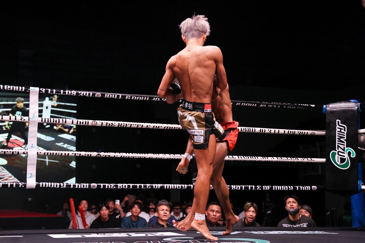 元K-1王者の黒田斗真が貫録の1RKO勝ち。「名高選手はムエタイ