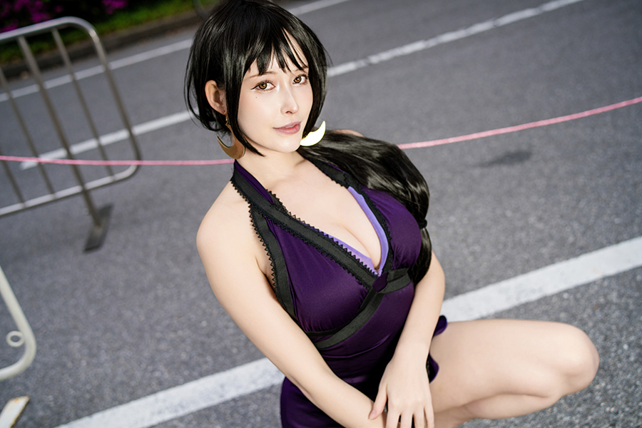 FF7』魅惑の曲線美で魅せる！ ティファの紫ドレス姿のコスプレに