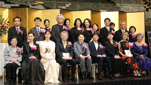 石井ふく子 98歳、橋田賞特別賞に輝く 「なんでここにいないの