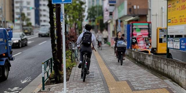 改正道交法「歩道走行アウト！」に自転車ユーザー困惑…「青切符・反則金」判断の意外な“ボーダーライン”とは
