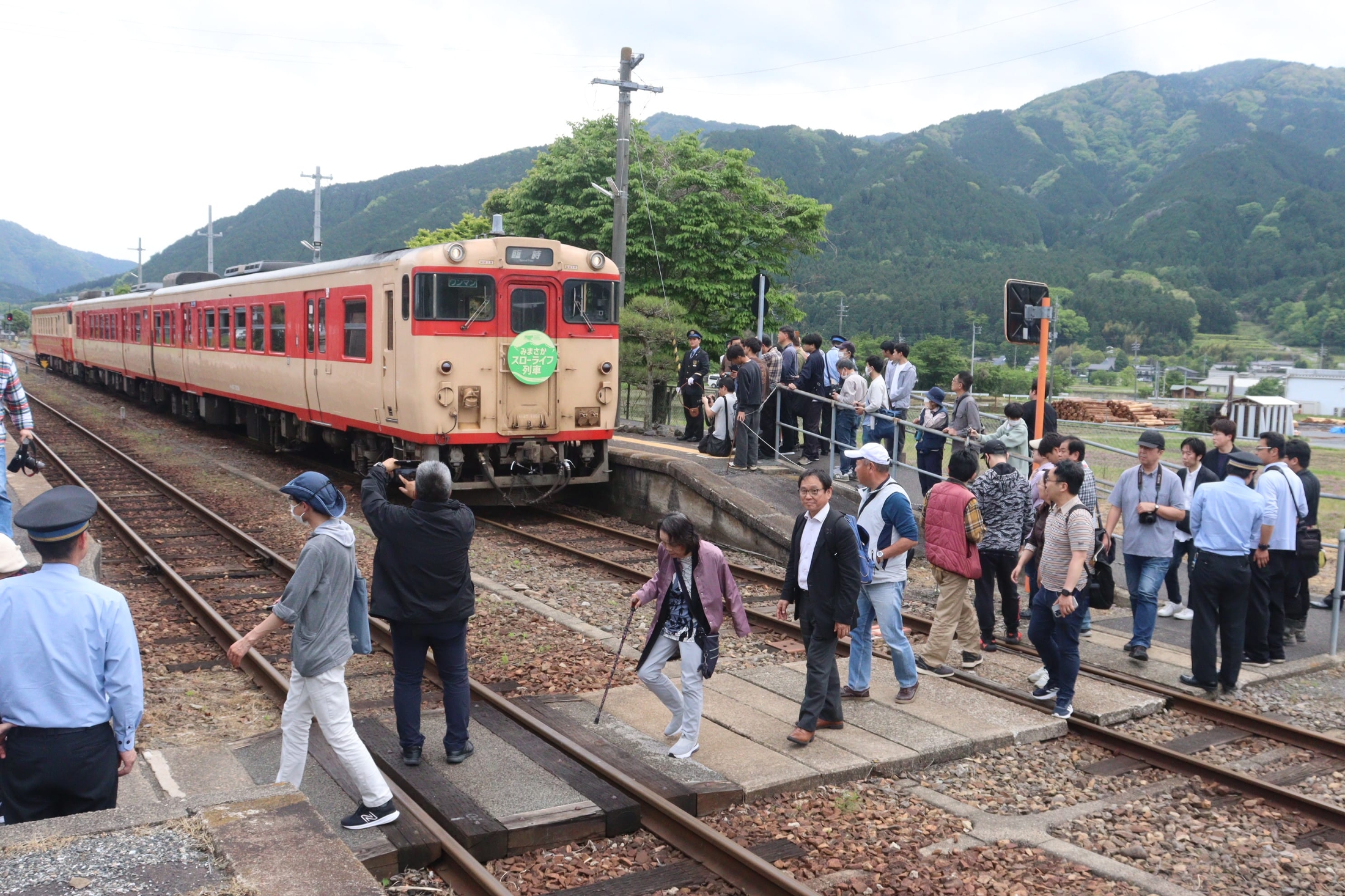 ★日本の職人技★ 寅さん」の顔はめ看板登場 みまさかスローライフ列車運行 約400 コレクション