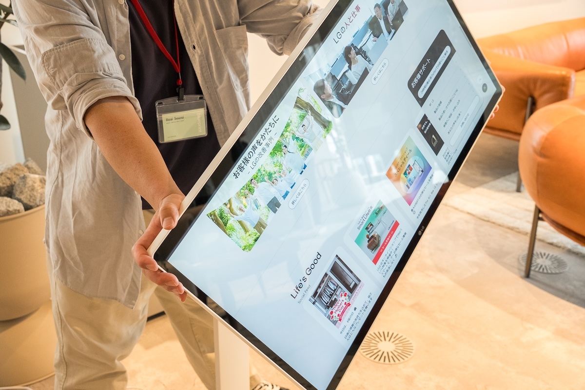 31.5インチの“動かせる”スマートモニター。LG『4K Smart Monitor