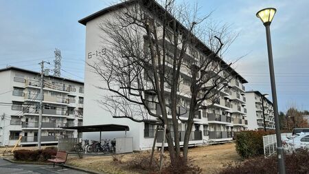 「また“あの団地”出てきた」「いつか住みたい…」　NHKドラマ『しあわせは食べて寝て待て』に登場する《レトロ団地》がブームになっている“なぜ”