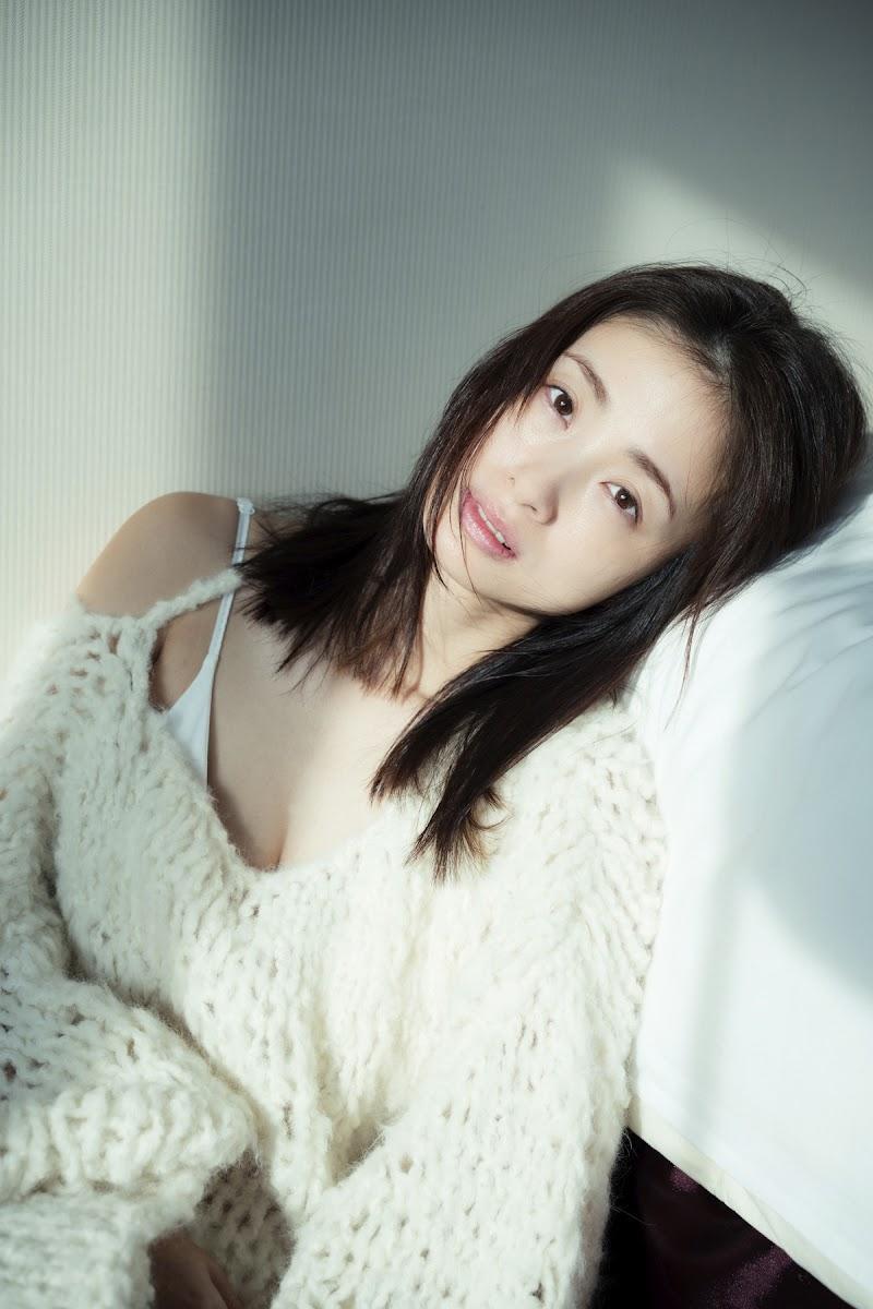 Amazon.co.jp: 上戸彩写真集/『North East West』 : sai: 本