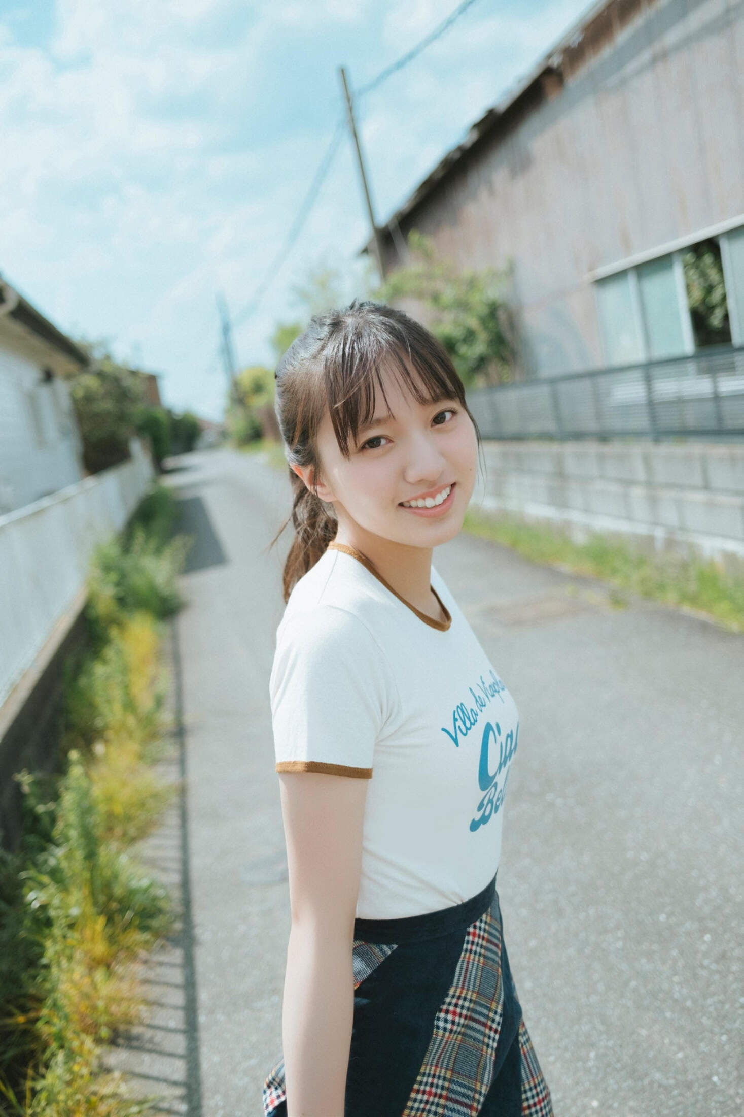 乃木坂46・海邉朱莉がソロ初グラビア『B.L.T.』に登場、海辺で