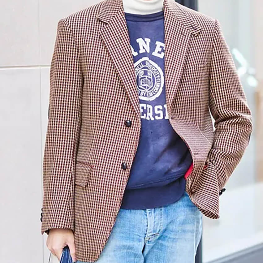 ジャケット×デニム」スタイル。悩ましいインナーと足元の最適解