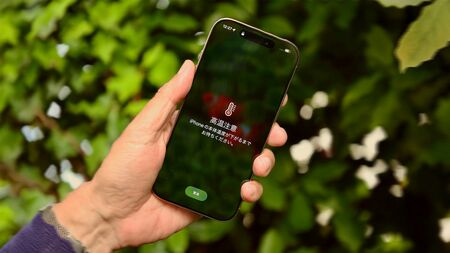 Apple Intelligenceの処理と非接触充電が追い打ちとなる懸念　暑さが本格化する前に確認しておきたいPhone発熱リスクとその対策(東洋経済オンライン)