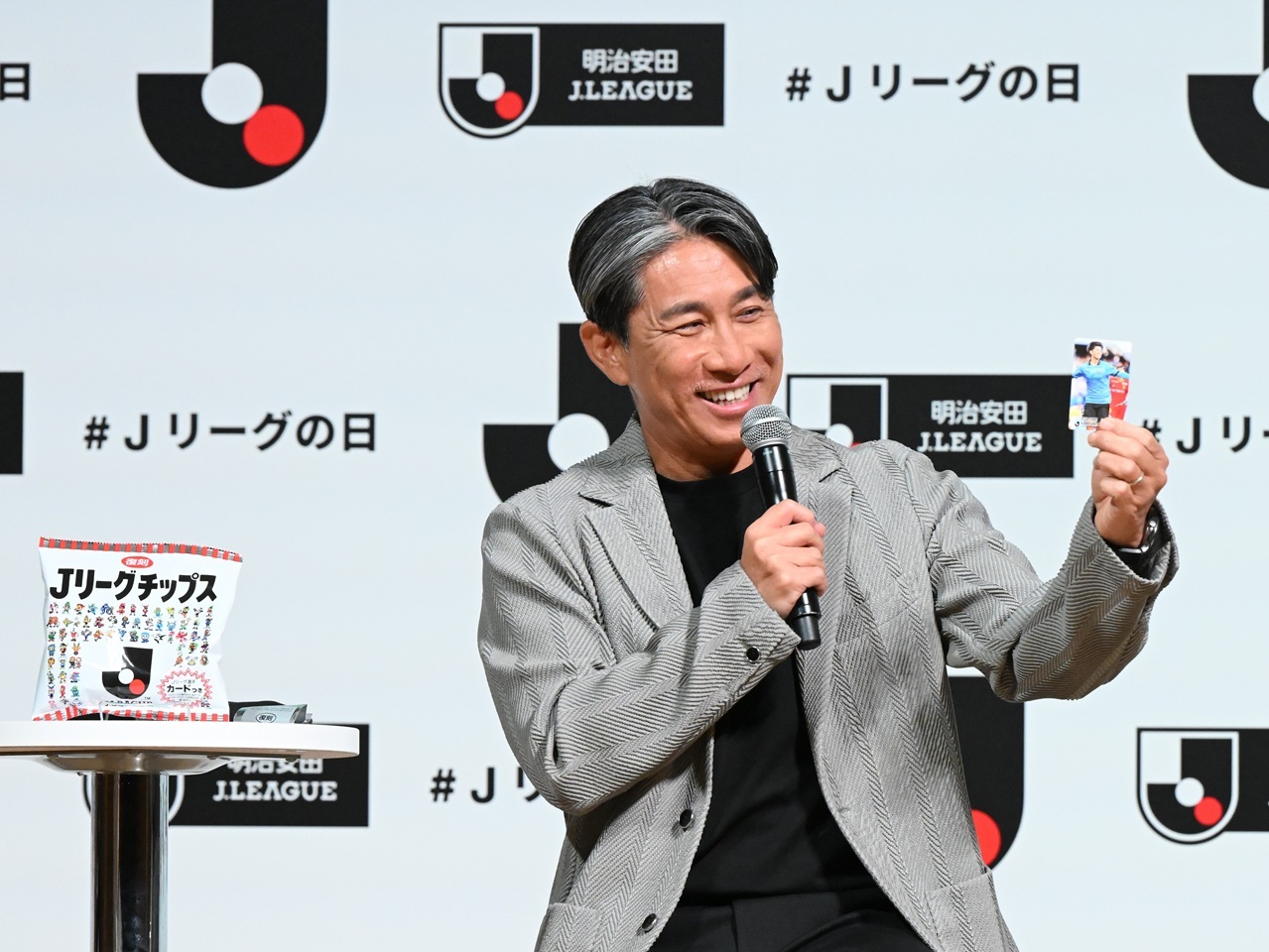 Jリーグチップスが特別復刻…前園氏が開封したカードは? 森保監督
