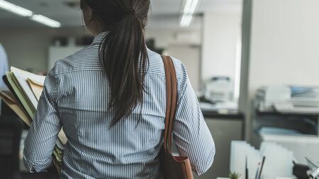 「子どもの熱で休む同僚が悪いわけではないが…」“子持ち様”論争はなぜ起きるのか、職場に潜む分断の“根っこ”とは？