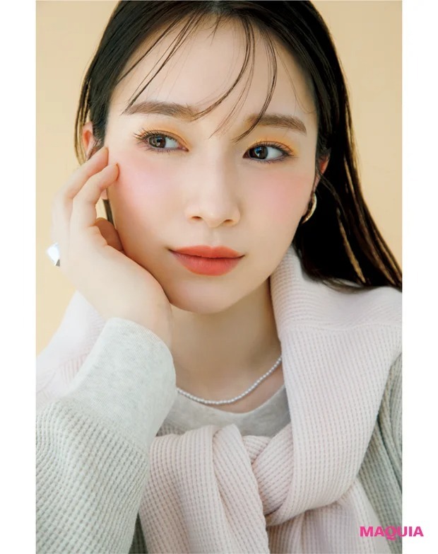 守屋麗奈さん（櫻坂46）が魅せるベージュトップス×メイクの
