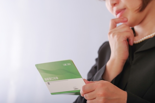 父が死亡したけど「葬儀代100万円」を用意できない! 相続前でも「父の口座」から払うことはできる? 通帳を預かっていたなら問題ない?「遺産分割前の相続預金の払戻し制度」を解説 父が死亡したけど「葬儀代100万円」を用意できない! 相続前でも「父の口座」から払うことはできる? 通帳を預かっていたなら問題ない?「遺産分割前の相続預金の払戻し制度」を解説