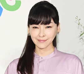 「本当にお似合い」〝16歳差〟46歳女優と人気年下俳優の〝寄り添いショット〟に衝撃「美男美女カップル」「くっつきすぎ～」話題のドラマオフショに反響