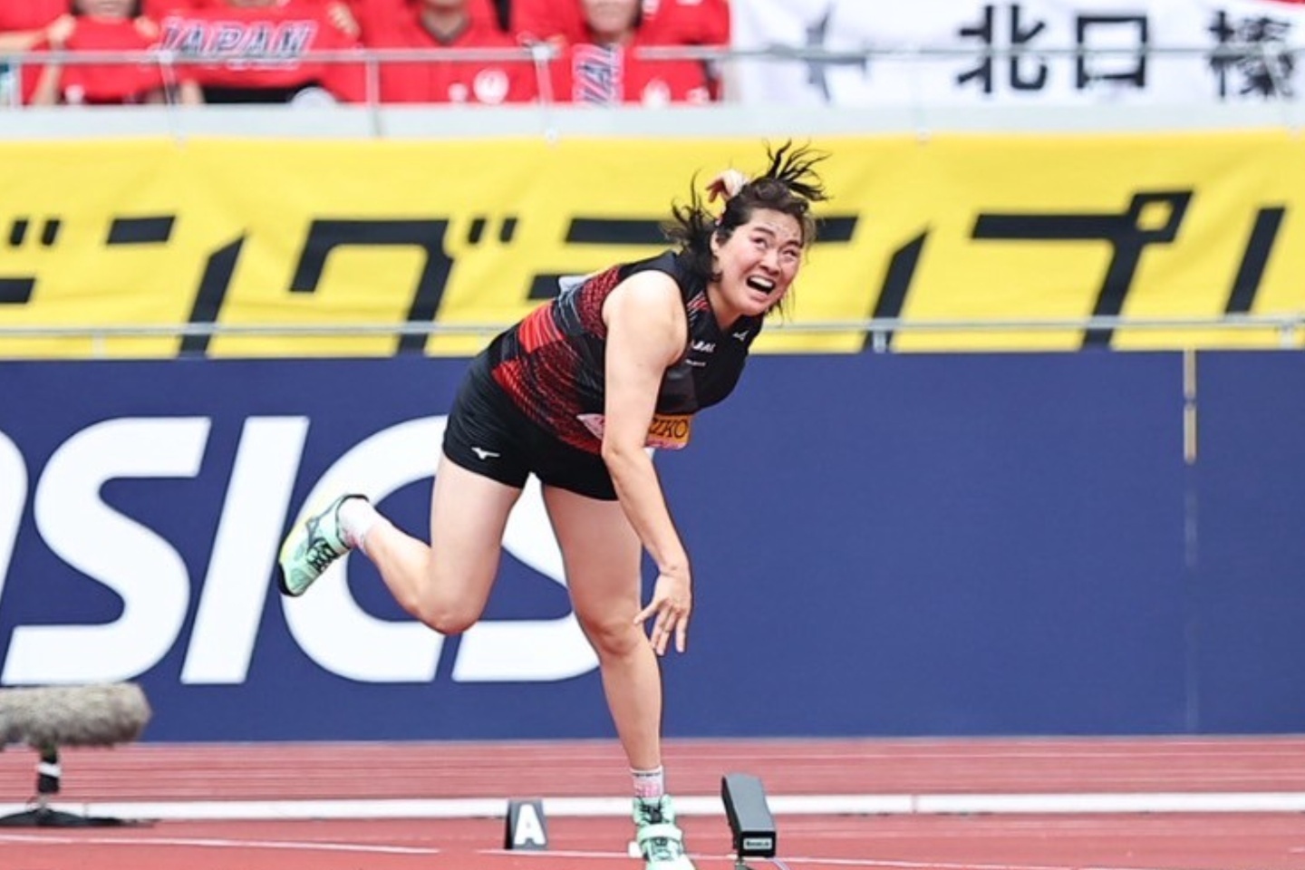 非売品。激レア！ 北口榛花選手他、東京五輪陸上選手8名直筆サイン入りポスター 金メダル北口榛花が拠点のチェコ凱旋で大歓声 地元メディア