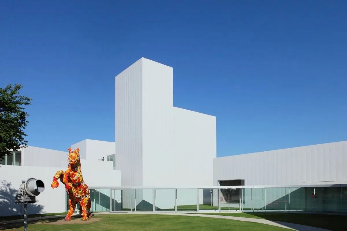 CASAS / SANAA 妹島和世＋西沢立衛 妹島和世＋西沢立衛 / SANAA設計の日本の美術館3選。自然・街