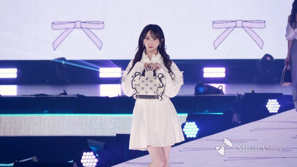 ≠ME谷崎早耶、ミニワンピの爽やか純白コーデ 美脚も輝く