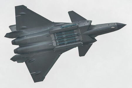 パキスタン軍が使用してインド軍機を撃墜か　中国製空対空ミサイル「PL-15」はなぜ長射程が実現できているのか？