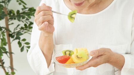 “果物はなんでも健康に良い”は思い込み？　整形外科医が提言する「高齢者の骨折を予防するために食べてもいい果物」