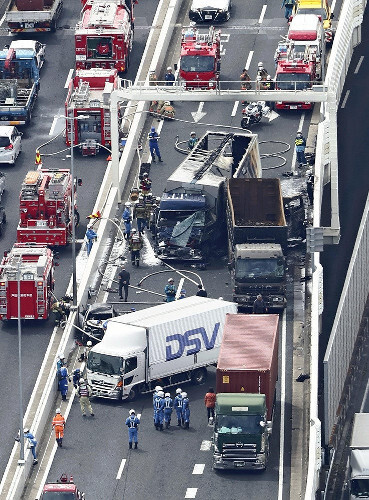 首都高６人死傷事故、被告が風邪薬服用・前夜から不倫相手とＬＩＮＥで睡眠不足…初公判