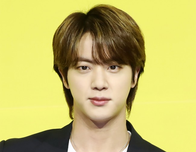 BTS JIN、USJに降臨！ 「ぬいぐるみより顔小さい」「スタイル