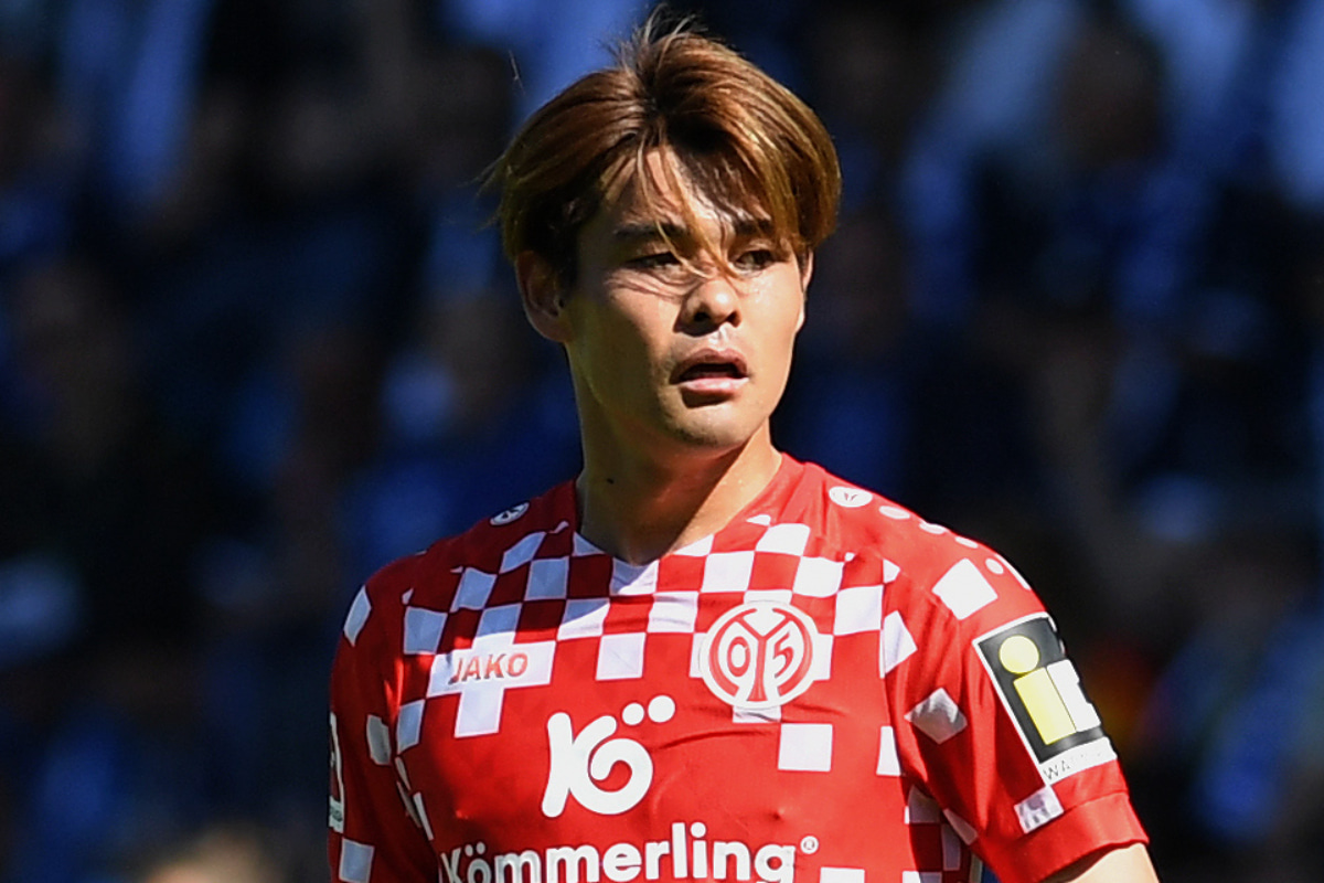マインツMF佐野海舟がまさかのシャンパンまみれに！ECL出場権