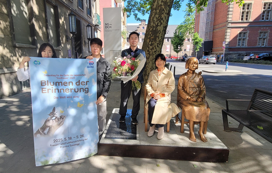 「覚えていてください」…韓国地方自治体が海外少女像に花を届ける理由