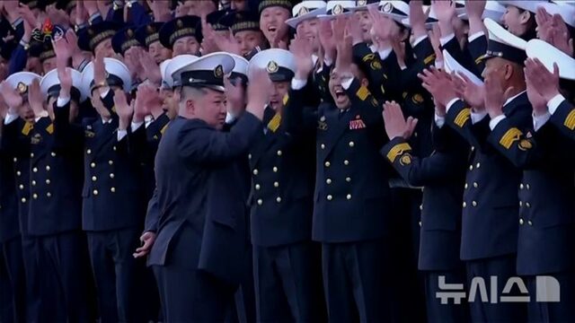 北朝鮮・金正恩総書記の目の前で新型駆逐艦が損傷事故…「深刻な犯罪行為」と激怒 北朝鮮・金正恩総書記の目の前で新型駆逐艦が損傷事故…「深刻な犯罪行為」と激怒