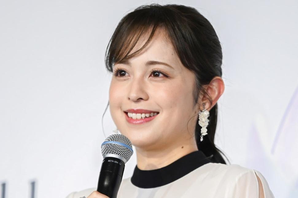 フジテレビアナウンサー 久慈暁子　直筆サイン色紙　中サイズ　18×21cm フジテレビアナウンサー 久慈暁子 直筆サイン色紙 中サイズ 18